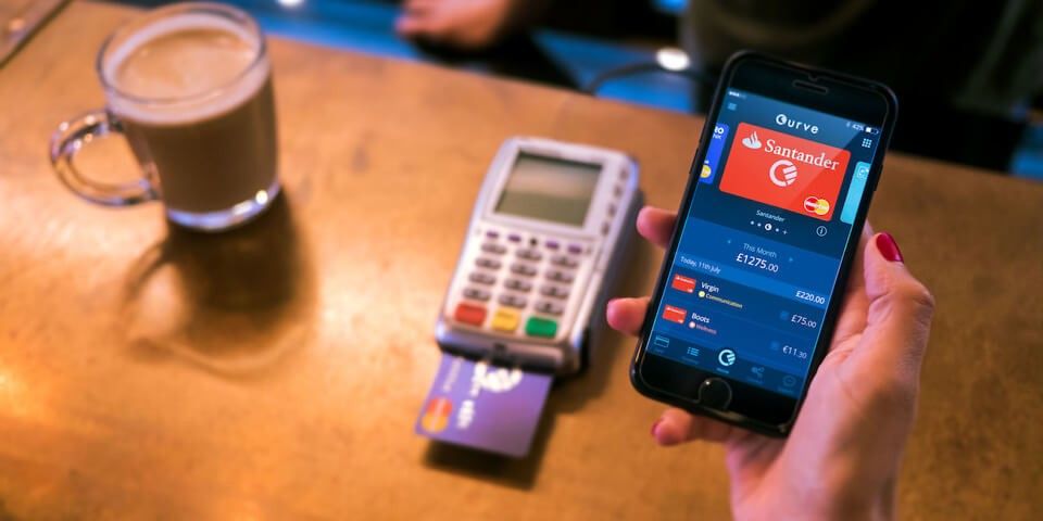 Platby Curve kartou probíhají za použití speciální mobilní aplikace.