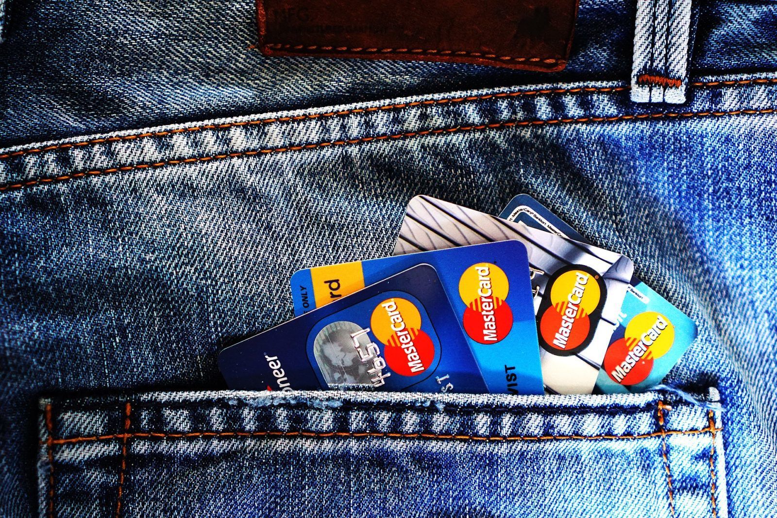 Jaké jsou výhody kreditní karty? Levná půjčka, pojištění i slevy na nákupy