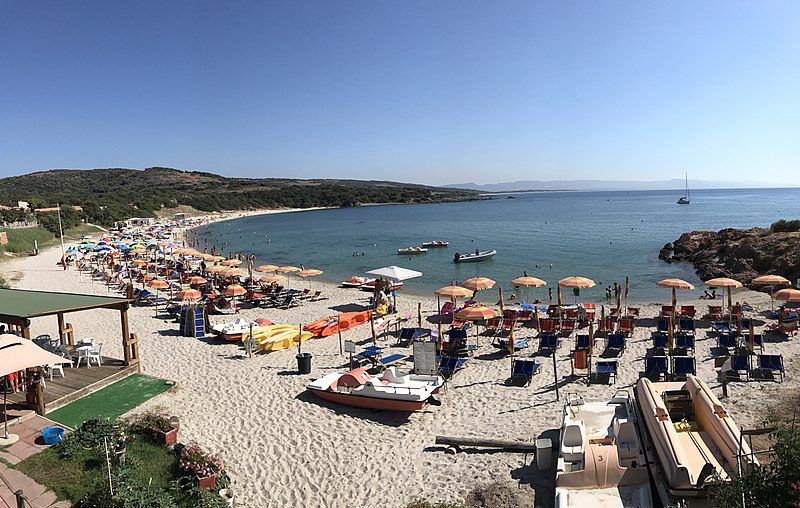 Letovisko Isola Rossa na Sardinii nabízí dlouhé písčité pláže a křišťálově čistou vodu.