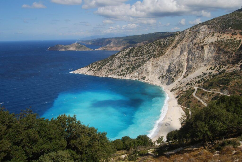 Na řeckém ostrově Kefalonia najdeme krásnou pláž Myrtos, jednu z nejvíce fotografovaných pláží světa.