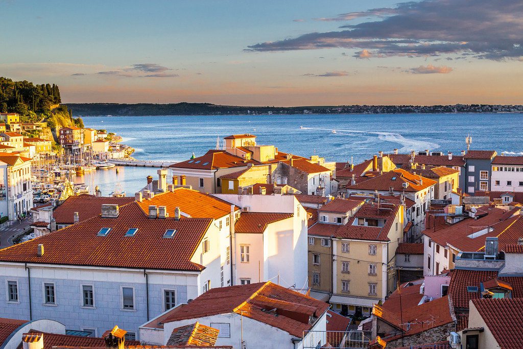 Přímořské městečko Piran připomíná romantické Benátky.