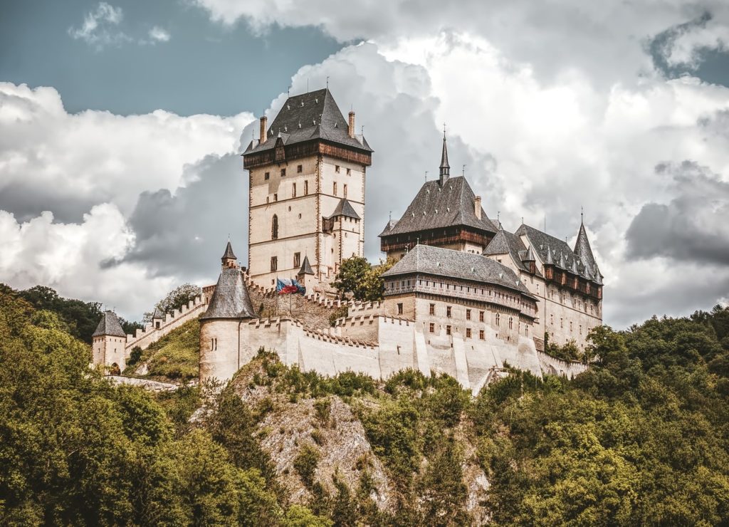 Karlštejn patří mezi nejnavštěvovanější hrady a zámky v České republice.