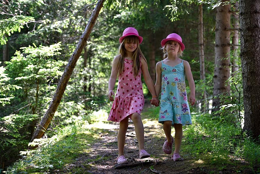 Procházky po lesních stezkách si užijí malé i větší děti.