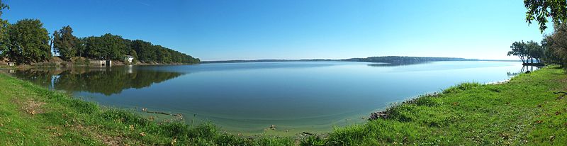 Podél největšího českého rybníka Rožmberka vede nenáročná cyklotrasa, která přináší mnoho zajímavých informací o rybníkářství.