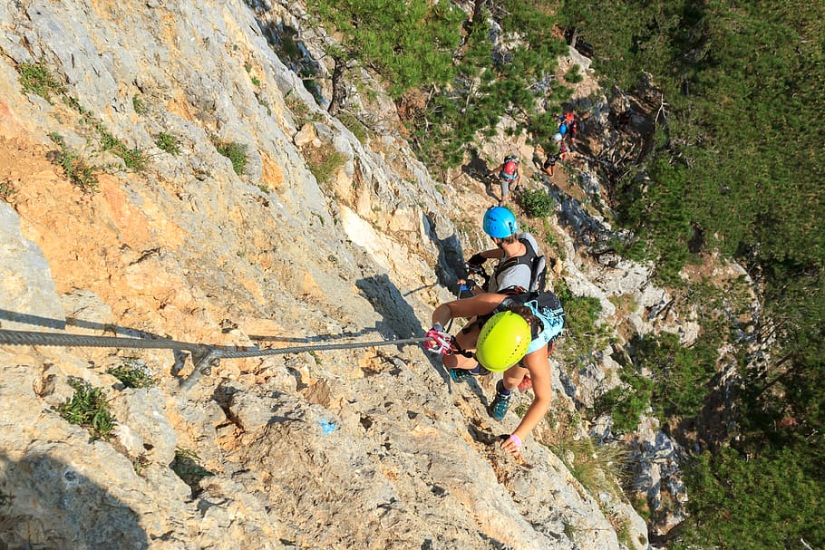 Díky zajištěným cestám si mohou lezení po skalách vyzkoušet i ti, kteří doposud nemají zkušenosti s horolezectvím.