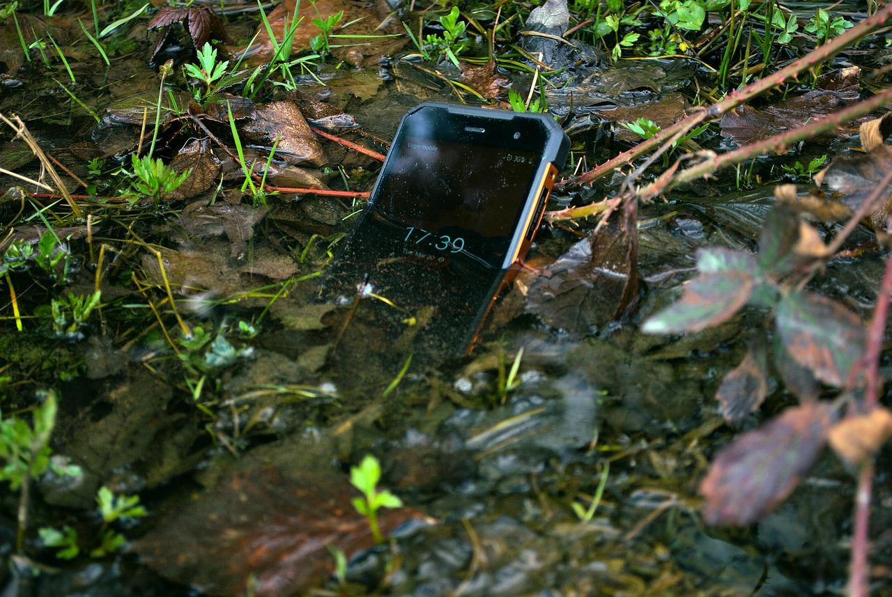 Jak vysušit mobil – záchrana utopeného telefonu