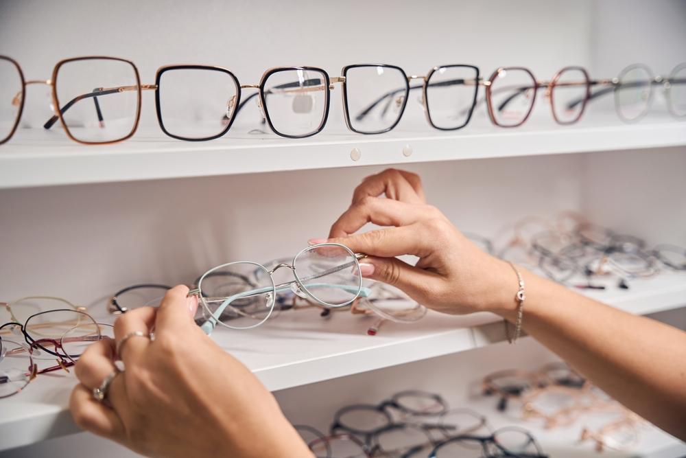 Multifokální brýle umožňují vidět stejně do dálky i na blízko.