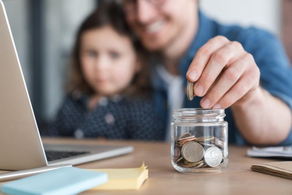 Pro sjednání Dětského účtu je třeba zákonný zástupce, jeho občanský průkaz a rodný list dítěte. 