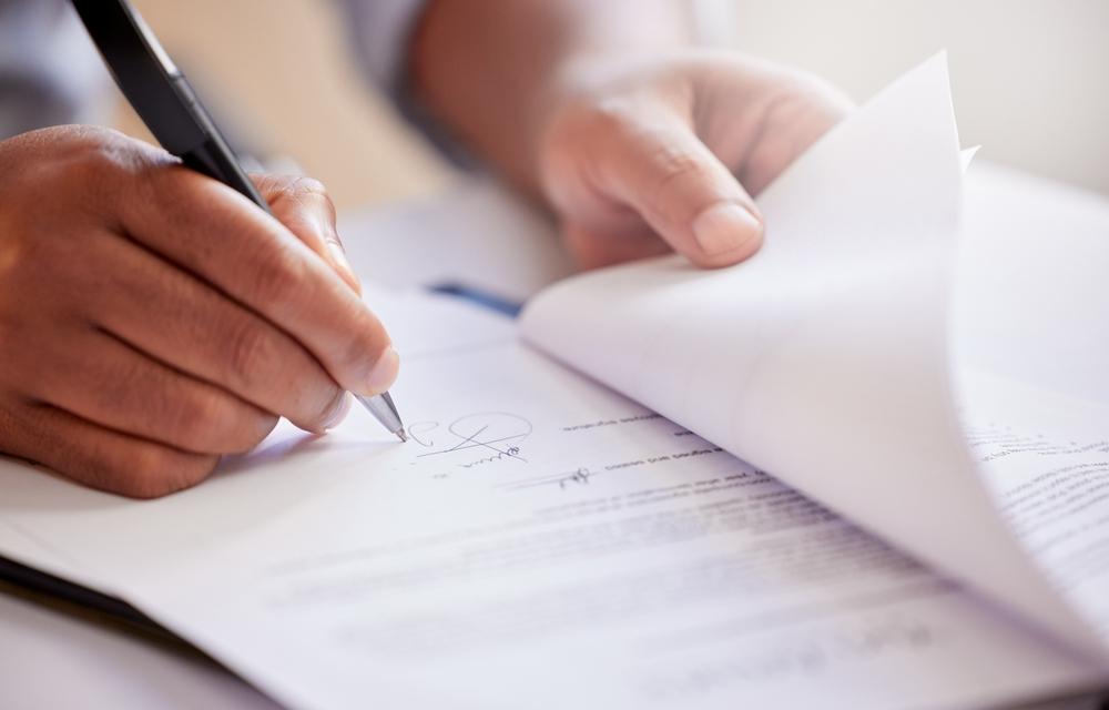 Plná moc je právní nástroj, který umožňuje jednat jménem jiné osoby, pokud se nemůže dostavit osobně.