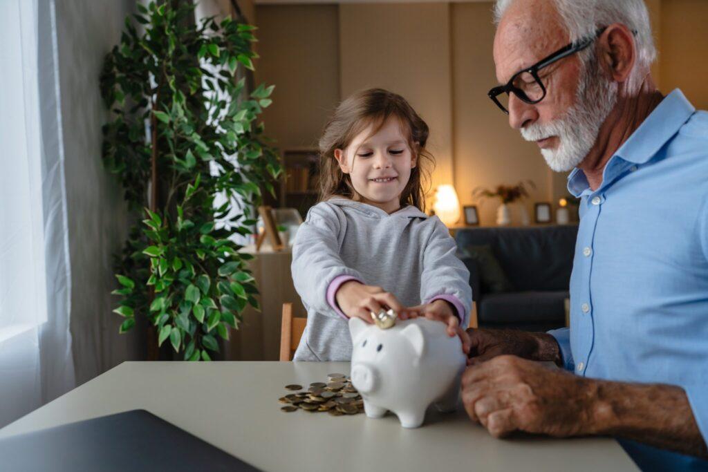 Spořicí účty pro děti sice přináší nižší výnos, stále se však řadí mezi nejbezpečnější způsoby zhodnocení peněz.